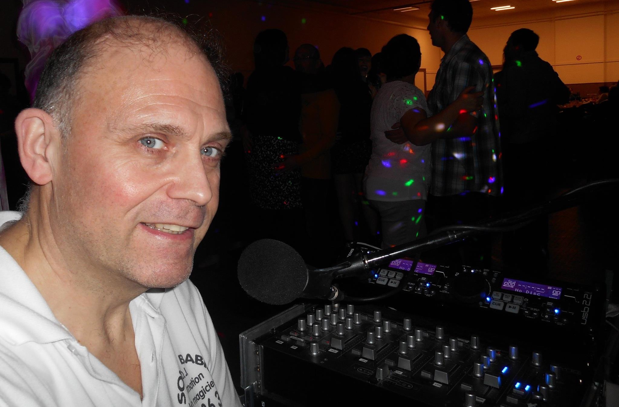 DJ SONO sono babis spectacle avec personnage pour anniversaire le tout par un artiste ultra polyvalent. ou fête d'enfant
